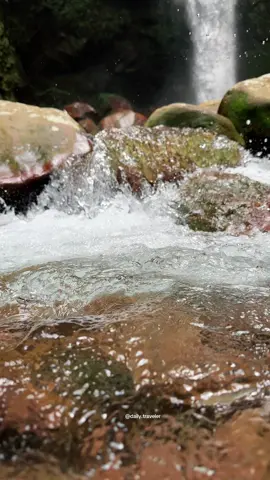 Curug Sentral 1📍 Kampung Jayanegara, Desa Jayanegara, Kecamatan Kabandungan, Kabupaten Sukabumi, 🇲🇨 Indonesia . Air terjun ini dikenal karena keindahan alamnya yang menakjubkan, dengan air yang jernih dan segar mengalir deras dari tebing-tebing batu yang tinggi.Suasana di sekitar Curug Sentral sangat sejuk, dikelilingi oleh hutan hijau yang rimbun, menciptakan lingkungan yang ideal untuk relaksasi dan refleksi diri. #CurugSentral #TTPetualangPro #SerunyaLiburan #Sukabumi #Curug #AirTerjun #Waterfall #JelajahMerdeka #tiktoktravel #TTLocalService #TTLSLevelUp