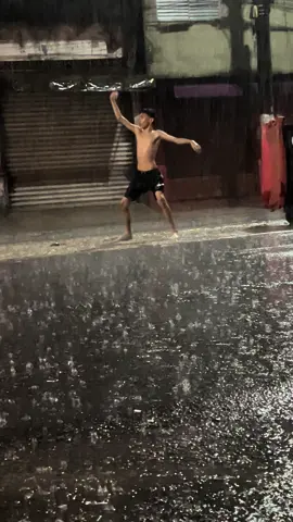 Menino doido na Chuva. . . . . . . . .#engraçado #comediahumor #comedia 