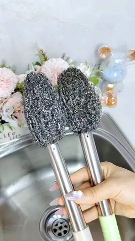 If you have kitchen utensils and utensils with deep cup and bowl mouths, try this long-handled steel ball pot brush with an extended handle. It can brush cleanly without hurting your hands. It can also brush all kinds of dead corners #kitchengoodthings #StainlessSteel #SteelBall