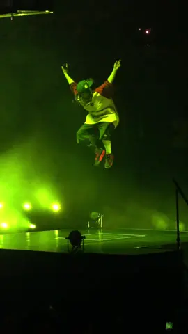 The jump! #billieeilish #hitmehardandsofttour #guess 