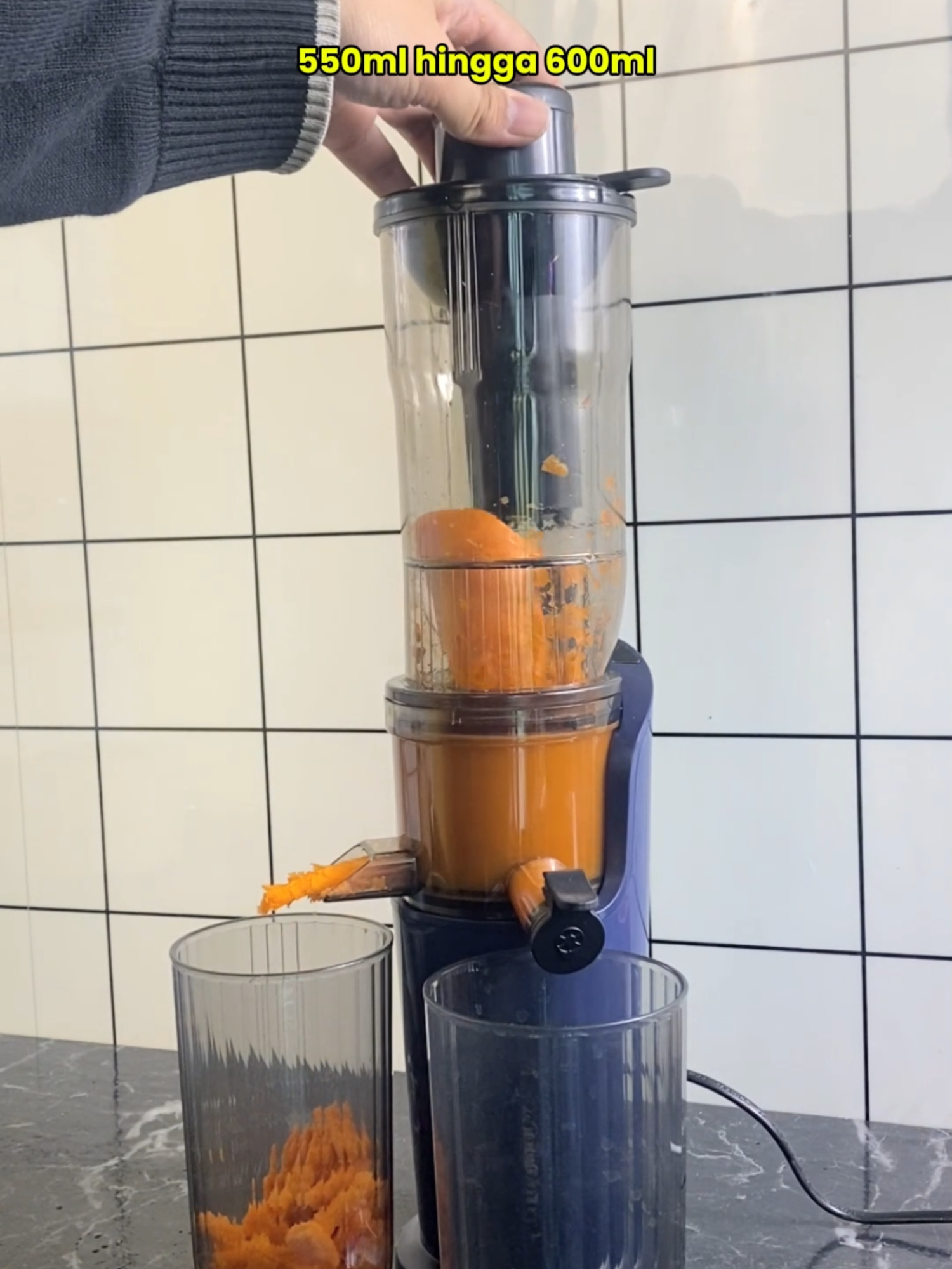 Baru coba Ecentio Slow Juicer ini, dan hasilnya bener-bener memuaskan! 🍎🍊 Jus keluar tanpa ampas, teksturnya halus banget, dan rasanya lebih segar. #ecentio #juicer @fruits