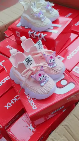 Hàng mới về! Giày tập đi cổ chun đè led phát sáng cho bé tập đi, nhẹ thoáng và êm chân. Giày thể thao tập đi cho bé, vải mềm êm chân. #giayphatsangchobe #giaytapdichobe  #giaytapdibegai #giaybegai 