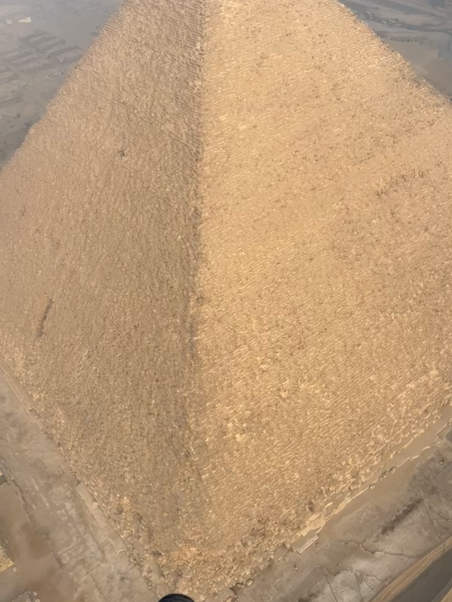Paramotorist Spots Dog on Top of the Great Pyramid of Giza! (IG🎥: @alexalang14) #Unreel #Extreme #Paragliding #Egypt #Pyramids