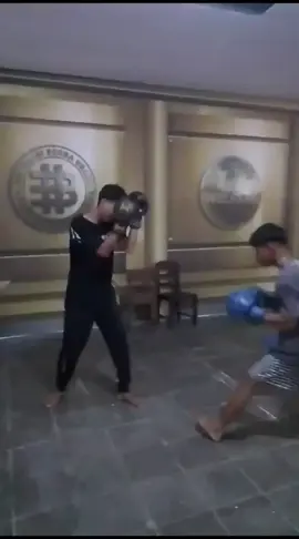 Belajar bersama anak SMP yang bermental baja ✌🏻, semangat latihan nya ya dek , semoga kelak menjadi juara 🤲🏻 #fyp #boxing #pemulaboxing👊🥊 #belajarboxing 