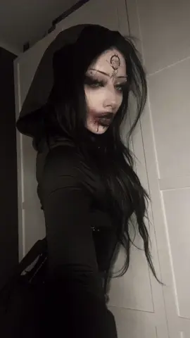 #residentevil #fakeblood #dimitrescu #dimitrescudaughters #re8 #cosplayer #cassandradimitrescu #horrorgame #makeup #fyp #foryoupage 