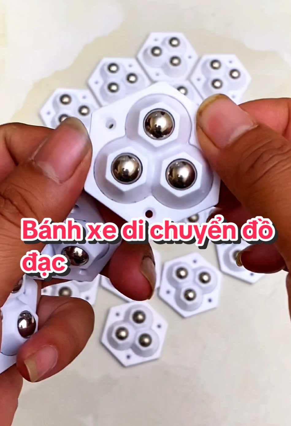 Bộ bánh xe bằng bi giúp di chuyển đồ đạc trong nhà dễ dàng hơn #banhxedichuyendonang #conlandichuyendo #giadungtienich #giadungthongminh #dichuyendothongminh 