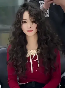 Tóc chị em nào mỏng ẹp vào da đầu thì hãy tham khảo mẫu xoăn Hông Kong sát chân như này nhé#topthinhhanh #LearnOnTikTok #xoănhongkong #xoănhippie 