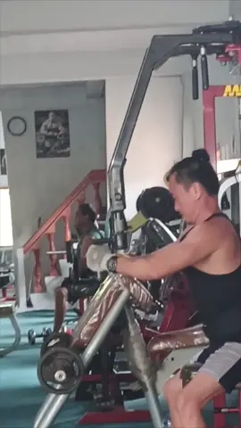 push.. push.. and push 💪 #gymworkouts #gymmotivation #keepstrong #keephealthy #onefitnessclub 