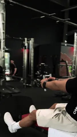 Kleiner Einblick in mein Rückentraining. #ai_fitness_de #aifitness #aifitnessofficial #köln #sommer #gym #seeyounextyear #nopainnogain #tiktok #fyp #foryoupage #followme #levelup #levelup #tattoo #lover 