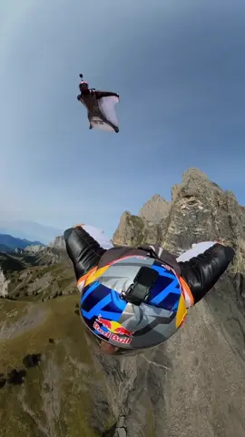 @fredfugenSF & @laurencefugen flying together as free birds🦅 #soulflyers #wingsuit #wingsuitbase #basejump #flying #fly #extremesports #fyi 