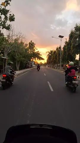 jalan mana ini.....? #jalanjalan #lombok #lombokvirall🌴🌴 #motoran #senja #fyp #fypシ #jalan 