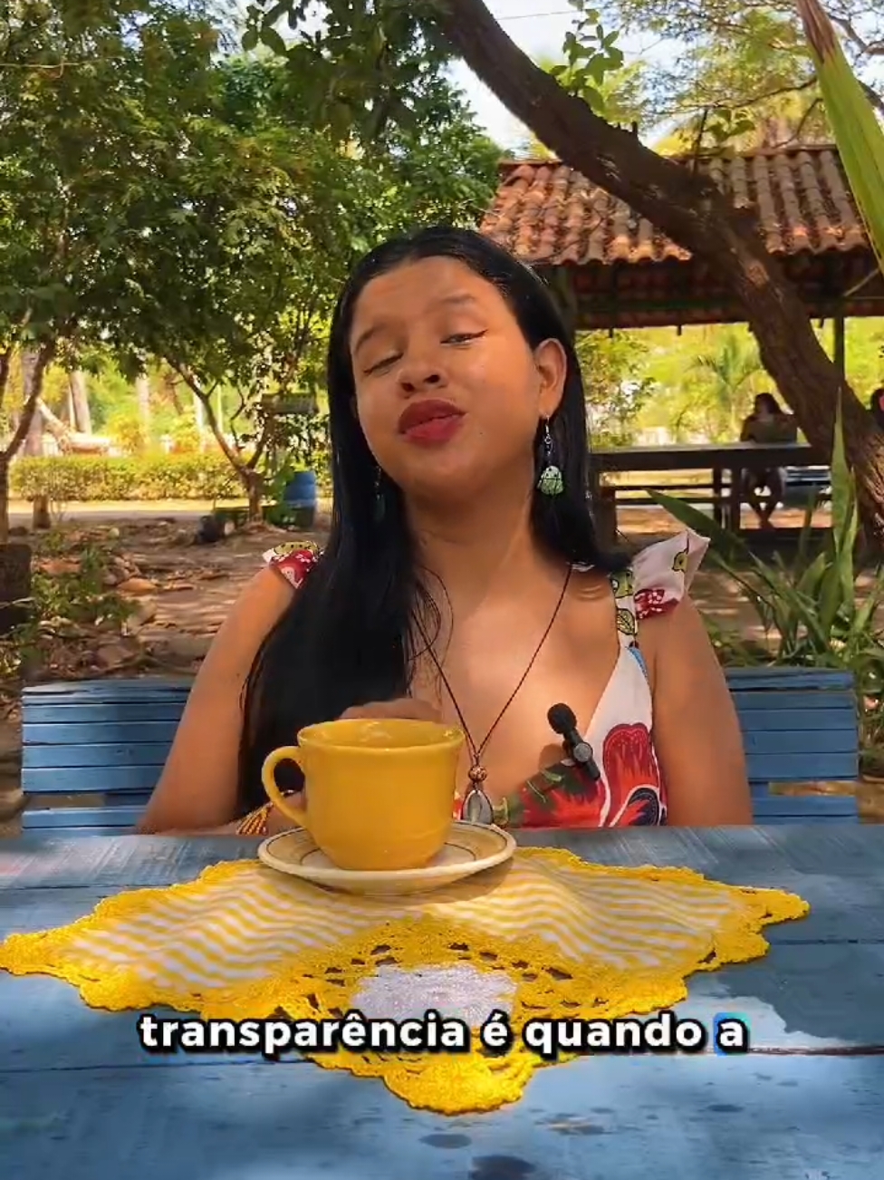 Vem com a gente tomar um “Café com Transparência”! 🔎Nesse vídeo, Samara Borari explica para a gente sobre a Transparência e como ela pode  ser um caminho que a moda pode tomar para ser ser mais assertiva na transição para a sustentabilidade! Agora que você já sabe o que é transparência, qual marca você vai perguntar #QuemFezMinhasRoupas e #DoQueSãoFeitasMinhasRoupas? Conta aqui para a gente! 👇🏾 @Samara Geovana 