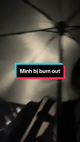 DU HỌC SINH ÚC VÀ BURN OUT CỦA CÔ ẤY TUỔI 20   Hôm nay là một ngày mưa buồn. Và như bao ngày khác, là một du học sinh tớ cũng vừa học vừa làm. Và giai đoạn vừa rồi bên cạnh có những niềm vui nho nhỏ về thành tựu, như là tớ được qualified vs bằng diploma of early childhood education, được tăng lương, và ở nhà hàng tớ cũng được promote lên làm quản lý. Dù bận rộn nhưng tớ vẫn ưu tiên việc học và đảm bảo được thành tích. Rất trộm vía bài luận nào cũng giữ mức Distinction+. 😊. Mình cũng còn 2 bài luận cuối và sắp tới kì thực tập nữa là sau đó có thể làm full time. Nhưng vì có quá nhiều việc xảy ra,  mình biết rằng áp lực đi đôi với trách nhiệm công việc, và muốn ngồi ở vị trí mà không ai chịu được thì chính mình phải ngồi ở vị trí mà không ai chịu được. Ở nhà trẻ 8 tiếng làm việc nhiều bạn nghĩ nó đơn giản nhưng mà thực sự cũng rất hao năng lượng. Sau đó chuyển sang làm nhà hàng. Vì có rất nhiều chuyện xảy ra, mk bị assaulted, rồi sau đó phải trao đổi vs police, mk cũng hay quạu, đau đầu, chảy máu cam, thiếu ngủ, thiếu động lực….  Tất cả những điều này đã gặm nhấm con người mình từ từ. Chưa bao giờ mình thấy kiệt quệ tới vậy… Mình hiểu là du học sinh chắc chắn sẽ có lúc như vậy. Nhưng mà thật may mắn là mk vẫn có những đồng nghiệp đồng hành cùng mk. Họ đã ôm mình vào lòng và khen rằng mình đã làm rất tốt. Những con người từ các quốc gia khác nhau, không cùng máu mủ, ruột thịt ấy vậy mà chẳng biết từ bao giờ tớ cảm thấy may mắn khi có những người đồng nghiệp, bạn bè hay chỗ làm đối xử và tôn trọng mình như những người thân. Mình biết ơn và cảm ơn rất nhiều.  Hiện tại sau khi viết những dòng này, mình cũng đã ổn hơn. Mình biết là có thể với nhiều người chia sẻ những cảm xúc này không hay ho, nhưng mà với mình, cảm xúc nào cũng đáng được trân trọng và cần giải toả đúng cách. Chúng ta lựa chọn giải toả cảm xúc không phải chúng ta yếu đuối, mà để  nhận ra rằng chúng ta đã mạnh mẽ như thế nào để đón nhận những vấn đề một cách nhẹ nhàng trong cuộc sống. Vẫn là câu nói cũ, “Mọi chuyện xảy ra đều có lý do của nó”, “mọi thứ cuối cùng cũng sẽ ổn thôi, nếu chưa ổn thì chưa phải cuối cùng”, nên mình mong tất cả chúng ta sẽ thật kiên trì để tới chặng đường cuối cùng. Rồi các cậu sẽ thấy mọi thứ thật xứng đáng.😊  #chouchou #duhoccungchou #australia #chouchouinsydney #sydney #duhocuc #cuocsongduhocsinh #duhocsinhuc🇻🇳🇦🇺 