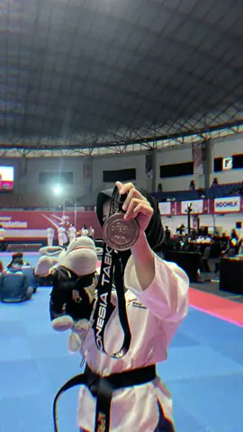 alhamdulillah, oleh oleh buat ibuuuu🥹🤍 • • • #태권도 #atlet #taekwondo #taekwondoindonesia #taekwondogirl #fyp #poomsae #taekwondojatim #CapCut 