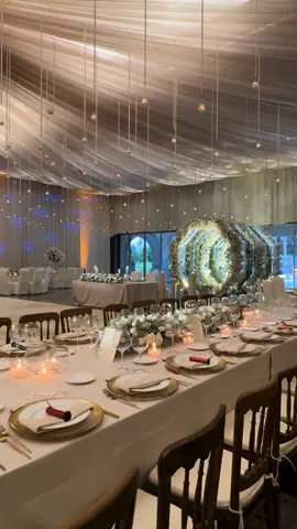 ¡El montaje perfecto para un día inolvidable!  
 En el salón Benavento, creamos un ambiente mágico para uno de los días más especiales de tu vida. 
 Este montaje en tonos crema, con follaje en el techo y un arreglo central dejó a los novios maravillados. 
 Somos un wedding venue en Guadalajara y contamos con Wedding Planners y banquete para hacer tus deseos realidad. 
 WP: Katia Mondragón 
 Venue: Benavento 
 Contáctanos para cotizar: +52 33 2278 9689
 
 .
 The perfect wedding setup for an unforgettable day! 
 In the Benavento hall, we created a magical atmosphere for one of the most special days of your life. 
 This setup in cream tones, with foliage on the ceiling and a central arrangement left the bride and groom in awe. 
 We are a wedding venue in Guadalajara and we have Wedding Planners and a banquet to make your wishes come true.
 
 .
 #bodasguadalajara #bodasjalisco #Bodas2024 #DecoracionDeBodas #SalonesParaBodas #IdeasDeBoda #luxuryweddingvenue #DecoracionElegante #MontajeDeBoda #WeddingInspiration #DreamWedding #WeddingVenueGuadalajara #BridalDecor #WeddingIdeas #WeddingSetup