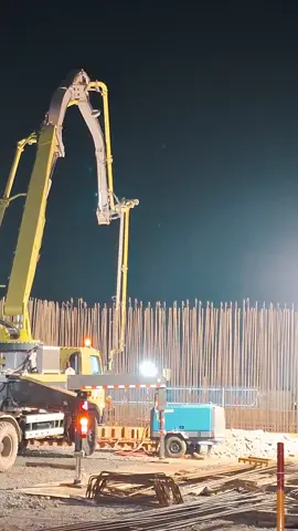 Pengecoran footing Abutmen Area Overpass menggunakan Conceret pump zoomlion 37m. Total 192m³ selesai dalam ±10 jam #PtviMorowali #ptpp #kallabeton #fypシ゚viral #beton #conceretepump #Vale 