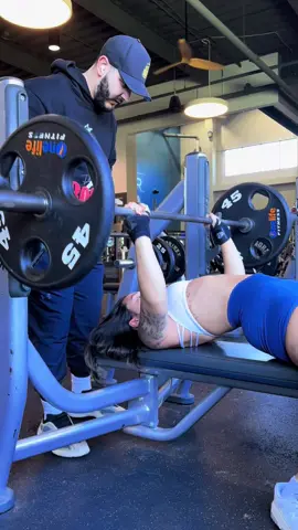 finally hit 135 again!!! 11 pounds down since august 😝 #lifting #gym #benchday #weightlifting #weightloss