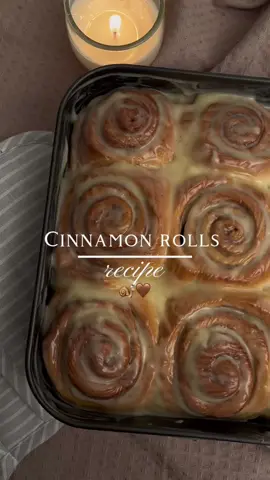 cinnamon rolls recipe🐌🍂🤎 ZUTATEN Teig: - 250ml lauwarme Milch - 1 EL Trockenhefe - 10g frische Hefe - 50g Zucker - 450g Mehl  - 3 EL geschmolzene Butter - 1 Ei (Größe M) - 1 EL Backpulver  - 1/2 EL Salz - Etwas Sahne Füllung: - 120g brauner Zucker - 3 TL Zimt - 80g Butter (weich) Frosting: - 60g Butter (weich) - 90g Frischkäse  - 90g Puderzucker - 1 TL Vanillearoma  ZUBEREITUNG Milch, Trockenhefe, frische Hefe und Zucker verrühren und 10 Minuten abgedeckt stehen lassen. Mehl, geschmolzene Butter, Ei, Backpulver und Salz in eine Schüssel geben und mit Milch,… vermischen. Teig in Mehl kneten und 1 1/2 Stunden an einem warmen Ort aufgehen lassen. In der Zwischenzeit den braunen Zucker mit dem Zimt vermischen. Teig nach den 1 1/2 Stunden kneten, ausrollen und mit Butter bestreichen sowie mit der braunen Zucker und Zimt Mischung bestreuen. Einrollen, in 9 Schnecken teilen und weitere 30 Minuten an einem warmen Ort aufgehen lassen. Etwas Sahne in die Form geben und bei 170 Grad Ober-/ Unterhitze eine halbe Stunde backen.  Frosting und nach dem Backen auf die Zimtschnecken streichen. Guten Appetit😋👩🏼‍🍳 #autumn #zimtschnecken #cinnamonroll #cinnamon #baking #baketok #cinnamonrollrecipe 