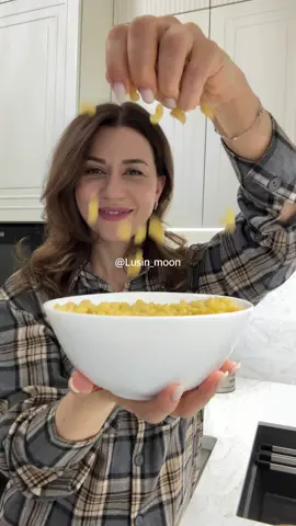 Есть тут любители сыра ? Вкусная аппетитная сырная паста на скорую руку.  Необходимые ингредиенты:  Топленое масло-1,5 ст.л. Макароны -400 гр. Сыр 400 гр.( можно разные виды) Чеснок -2 зуб. Мука -1 ст.л  Сливки -20% ( если сливки 35% муку добавлять не нужно) Специи : паприка, чёрный перец и прованские травы Соль Просто приготовьте 🔥 И оцените рецепт #сырнаяпаста 