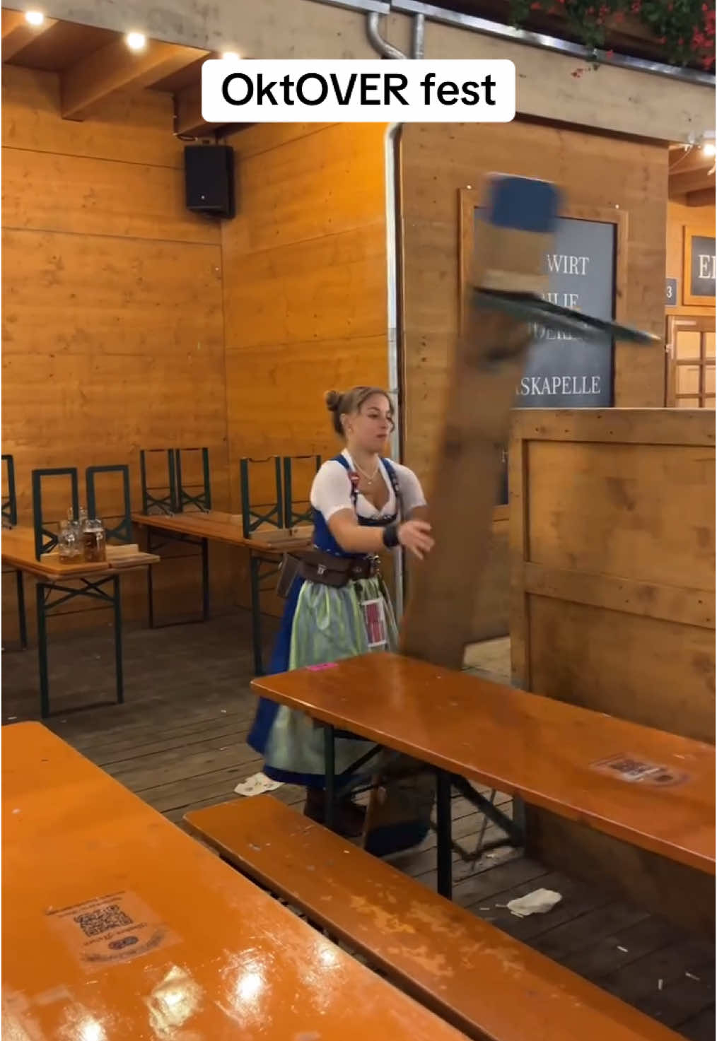 Gotta be strong to carry all that beer 🍻 #oktoberfest #drinking #festival  📽️ celina.psr IG