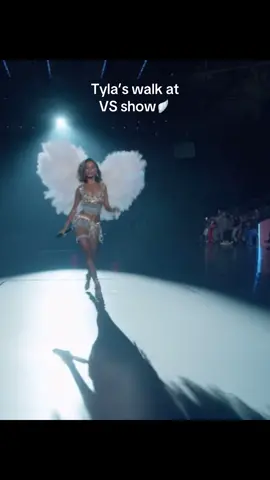 An angel!!😇 #tyla #tyladance #victoriasecret #vsfashionshow 