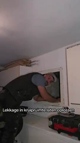 lekkage verhelpen in de kruipruimte #plumber #loodgieter 
