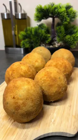 Boule de pomme de terre fourré au fromage 🧀🥔 #recette #Recipe #recipes #manger #humour #cheese #cheesy #potatoes #patate #ideerecette #recettesimple #cuisine #recettefacile #recipeideas #food #Foodie 