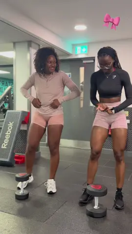 Este é o challenge do agachamento🔥Convida uma amiga(o)e experimenta. É doloroso, mas é muito satisfatório e acho que pelo meu pump, vocês podem confirmar. 💪🏾💕 E não se esqueçam, neste Outubro🎀 Rosa, cuide-se, ame-se e previna-se. Juntas, somos mais fortes na luta contra o câncer de mama🎀 #squatchallenge #desafiodoagachamento #5squats #outubrorosa🎀 #mulheres 