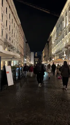 Milano at night✨#milan #milano #milano🇮🇹 #italy #italy🇮🇹 #night #fyp #fypシ #fypシ゚viral #fypage #fyppppppppppppppppppppppp #fypdongggggggg 
