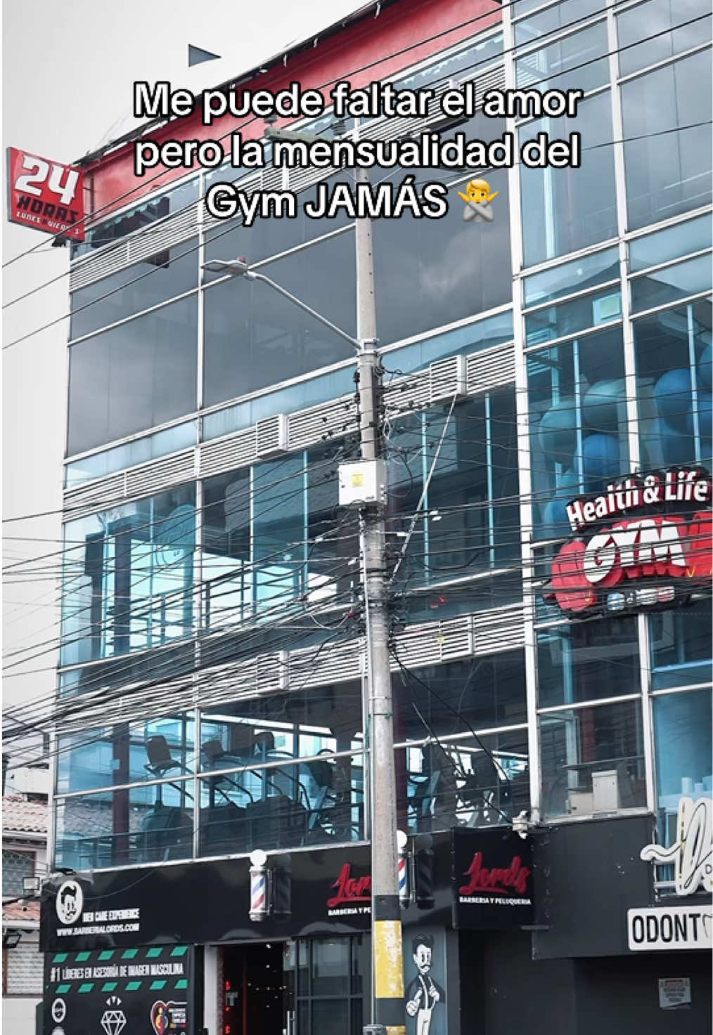 Con el Gym no 😅 Pd: conoces nuestra sede HYL GYM 109, es una de nuestras sedes al norte de Bogotá, es 24H/ 5 ¿qué esperas para conocerla?  #gym #fitnessmotivation #gymhumor #hylpiensaenti #paratii #gymrat #bogota #humor 