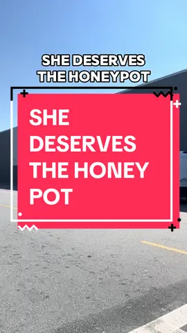 I met @The Honey Pot Co Honey Pot’s founder BEA DIXON in Walmart & just like the ‘she deserved the purse’ trend, we hid money under and around Honeypot products, as a way to give back to the Honeypot community.  Bea’s story is special to me, starting as a pharmacy technician and then becoming a buyer for Whole Foods, one of the many stores where you’ll find Honeypot’s feminine hygiene products.  And if you didn’t get a chance to grab a gift at Walmart from Bea, stay tuned because she will be doing this all over the country to celebrate the launch of The Honeypot Co.’s new super hydrating, pH balanced, natural derived body cleanser available in the Walmart natural aisle.  body care, body cleanser, Honey Pot, Walmart, natural, healthy skincare, body care 