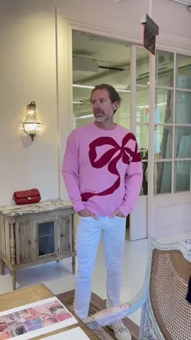 Can couples share our new bow sweatshirt ? 🎀💗 Yes or no cant decide. #couple #pink #bows #pink #nyc 