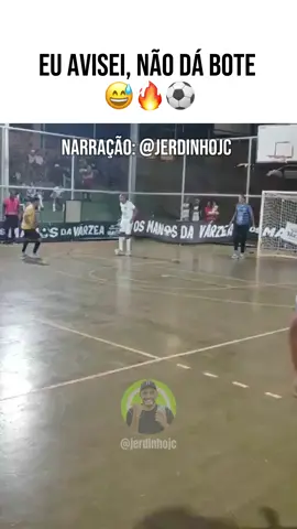 Não pode dar bote contra um 10 craque de bola! 🤣 Levou uma caneta e ficou no chão! 😂 #FutebolPaixão #Caneta #Dribles #ResenhaFutebol #Várzea #FutebolAmador #HumorFutebol #jerdinhojc