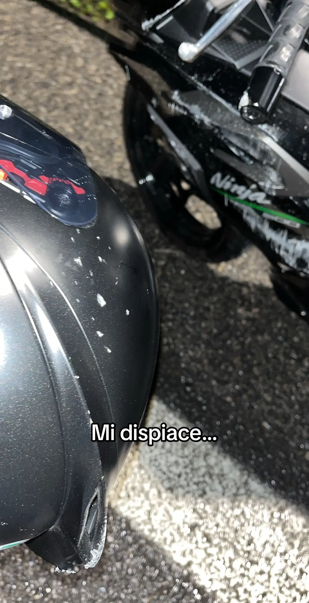 tornando a casa sotto la pioggia con il casco senza visiera perché si è rotta cadendo, con dolori al corpo e la motto spaccata…questo si che è vero dolore.💔