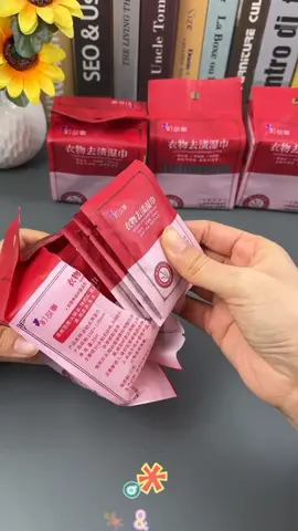 Stain removing wipes can effectively remove oil stains and dirt on clothes. Dinner party accidentally stained on the clothes, with wet wipes can quickly eliminate oil stains, avoid embarrassment, maintain good feelings. Must bring to dinner. # Stain removal wipes # easy stain removal # must-haves ## Good things to share