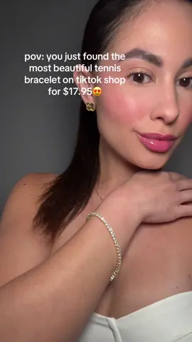 Run don't walk🥹🥹she's so pretty😍 #fyp #lasvegas #tennisbracelet #tiktokshop #pavoibracelet #lasvegastiktok #jewelrytiktok #jewelry 