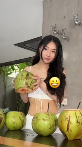 Replying to @v.k1mm no, but i can do 100 🥥 #bali #fyp #coconutwater 
