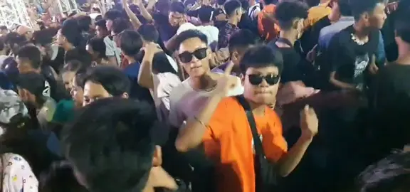 ပြည်သူရင်ပြင် မှာ တကွတ်ပြခဲတယ်😊 အ​ဖြူရောင်လေးနဲတည်ငြိမ်သူကြိးပေါ့#မြင်ပါများပီးချစ်ကျွမ်းဝင်အောင်လို့🤒🖤 #tiktok #views #cap 