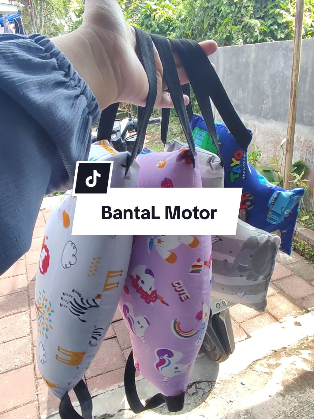 jangan cuma beli 1 ya bun 😘 biar bisa buat ganti2 kalau kotor 😍#bantalmotor #bantalstangmotor #fyp 