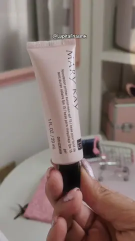 ¡Prepara tu piel para un maquillaje impecable! 💄✨ El Primer de Mary Kay crea una base suave que minimiza los poros y ayuda a que tu maquillaje dure más tiempo, sin brillos. Con FPS 15, protege tu piel mientras la deja lista para lucir radiante todo el día. ¡Atrévete a sentir la diferencia en tu look diario! 🌸💫 #MaquillajeImpecable #PrimerMaryKay #PielPerfecta #marykaydemexico  #CuidadoDeLaPiel