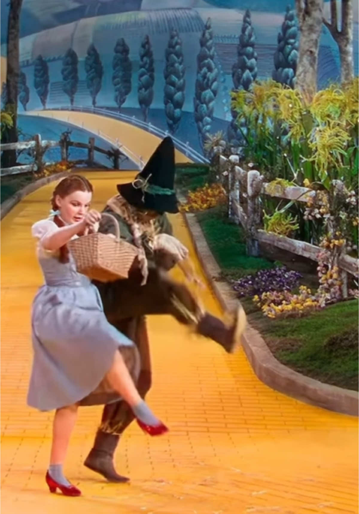 Judy Garland & Ray Bolger In “THE WIZARD OF OZ” (1939) - TheCinemaHub #fyp #vintage #cinema #film #30s #1939 #fantasy #musical #thewizardofoz #oz #judygarland #raybolger #scarecrow #dorothygale 