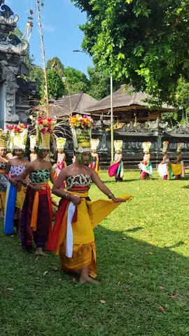 tradisi menarikan tari Rejang saat hari raya Kuningan di beberapa desa di Karang awesome.. dengan warna warni dan hiasan kepala yang unik dari dedaunan dan bunga.  beautiful bali .  .  .  .  .  #bali  #rejang #tradisibali #culture #balinesedance 