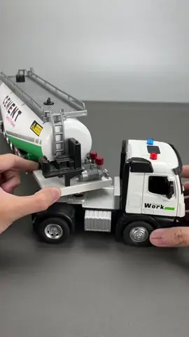 The super-large alloy cement tank tractor is here ~ with built-in water spraying function and a total length of nearly half a meter!