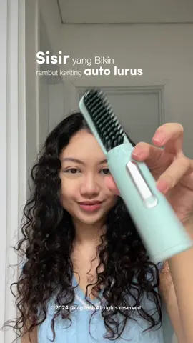 Sisir sekaligus catokan tuh inovatif banget sihhh wireless pula, nyatok rambut bisa di mana aja kapan aja. Amazed juga sama hasilnya di rambut keriting aku padahal abis distyling pake curl cream 😍 Kalo yang punya rambut lurus, sisir catok @missai indonesia ini bakal oke banget sih pasti buat ngeblow rambut 💕 #sisircatokan #catokanrambut #catokan #catokanviral #hairstyle #rekomendasicatokan 