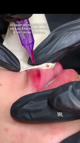 Cái màu lòng nó mê mẩn thế nhỉ🥰 Nếu muốn màu lòng sau bong giữ đậm với kim 1, m đi chậm rãi, sát khít, đi khúc nào no mực khúc đó để giữ cho da môi đc khoẻ trong suốt quá trình làm. Như vậy màu lòng môi dau bong sẽ đậm với kim 1 nhen mn#Love #lips #sunshine #technique#elizabethbeauty#Academy#xuhuong 