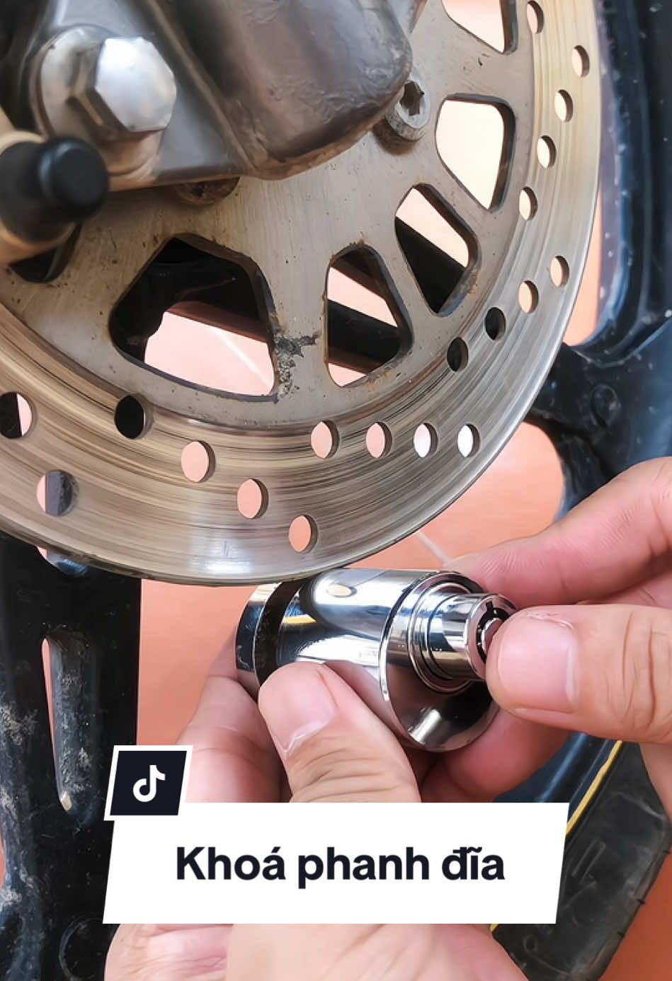 Khoá phanh đĩa xe máy an toàn, nhỏ gọn để mang theo. #khoaphanhdia #khoaphanhdiaxemay #khoaphanhdiachongtrom #khoathangdia 