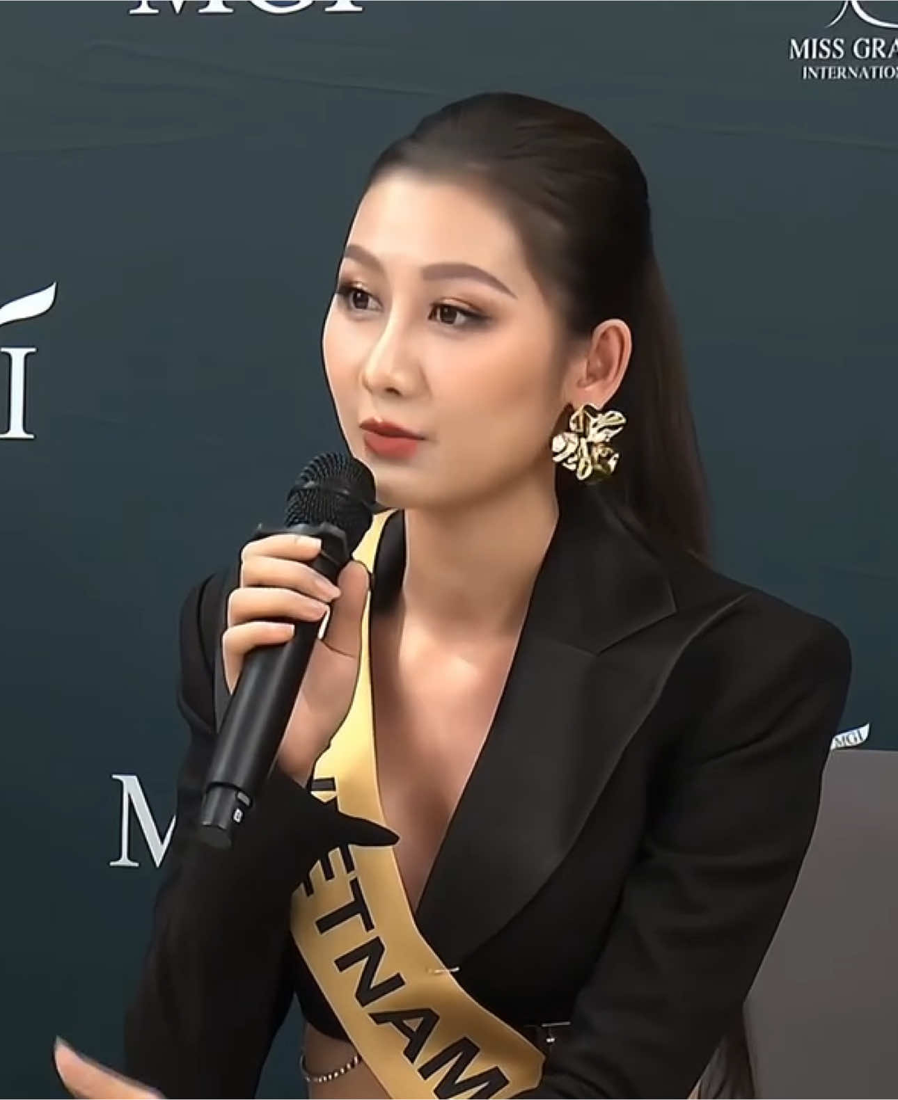 Hoa hậu Võ Lê Quế Anh tại vòng phỏng vấn của Miss Grand International  #VoLeQueAnh #MGVN #SpiritofThailand #MGI2024 #MGI #GrandExperiences #MissGrandInternational #MissGrandInternational2024 #WeAreGRANDthe1andOnly