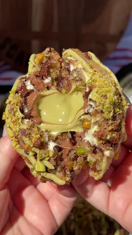 PISTACHIO TRIPLE CHOC COOKIES ❤️🤤🙊 Im so behind with uploads, but enjoy these AMAZING triple choc @Pistachiopapiofficial stuffed cookies. Recipe card is at the end as always ❤️ #pistachio #cookies 