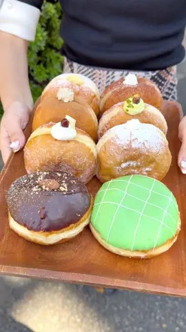 北海道生まれのふんわりもちもち生ドーナツ🍩 全国14店舗構える生のような柔らかい食感の生ドーナツが人気のお店✨️ 北海道産小麦粉をメインに卵とバターをふんだんに使用した しっとりなめらかな生地に 北海道の牧場で育てた保存料不使用の生乳を使った濃厚な生クリームをベースに様々な味付けのクリームを用意！ 高温で一気に揚げることで、外はカリッと 中はふわっと軽い口当たりが楽しめる🤤 味は名古屋店限定のメロンクリームを始め 自家製カスタード、チョコ、ミックスシュガー、季節商品など約10種類用意！ 1口頬張ると幸せ広がる極上のドーナツ🍩 ぜひ行ってみてね🥰 📍名古屋 『ミルクドドレイク』 #名古屋カフェ #名古屋グルメ #生ドーナツ #japanesefood #tiktokfood 