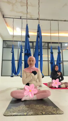 Happy Swing ✨#aeroswing #yogapalembang #yoga #happyyoga #workout #warmingup 